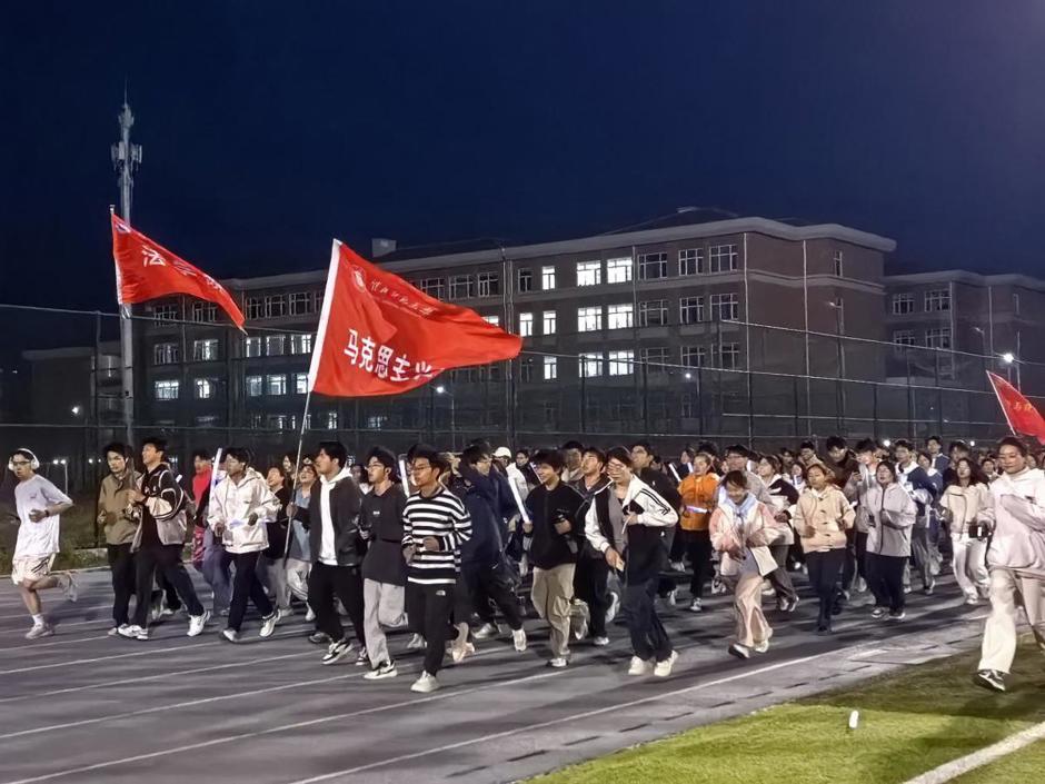 “音跃淮师”荧光夜跑燃动校园